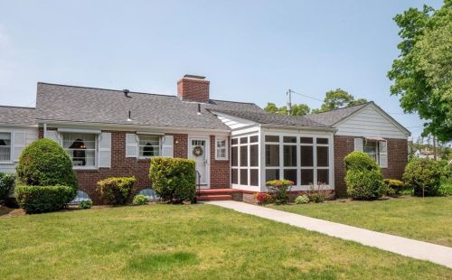 22 Robert Cir, Providence, RI 02905-1021