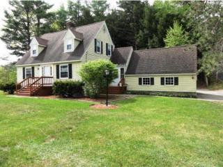 15 Pineridge St, Goffstown, NH 03045-1814