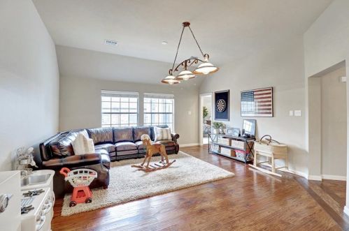 2540 Grn Oak Dr, Carrollton TX 75010-4221 exterior