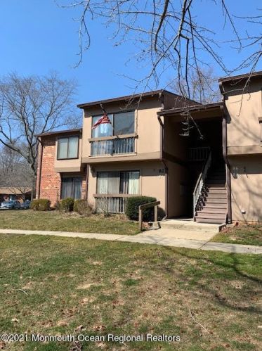 84 Manchester Ct, Tinton Falls, NJ 07701-5498