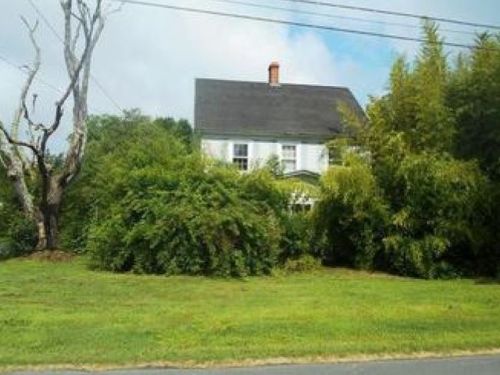 11 Lake St, Onancock, VA 23417-4205