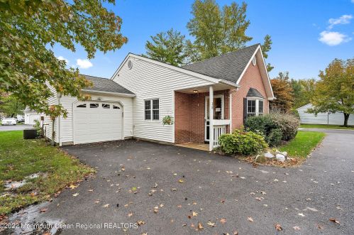 15 Linton Close, East Freehold, NJ 07728-3813