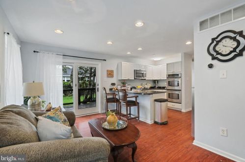 4 Drexel Ave, Stratford, NJ 08084-2008