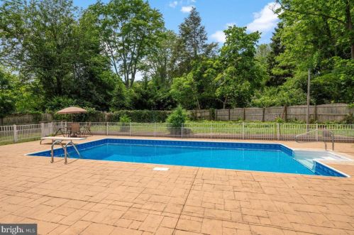 1 Teak Ln, Princeton NJ 08540-4724 exterior