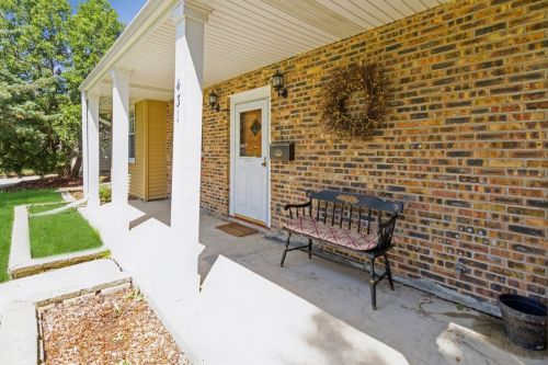 431 Illini Dr, Carol Stream, IL 60188-1553
