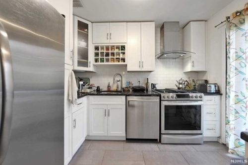 13 Yorkview Dr, Edgewater, NJ 07020-1554