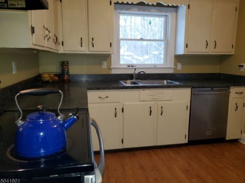 5 Dogwood Dr, Chester, NJ 07930-2706