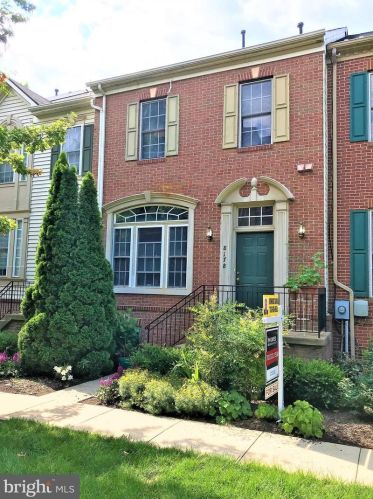 8178 Skelton Cir, Falls Church, VA 22042-1219