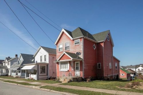418 Emerson St, Vandergrift, PA 15690-1520
