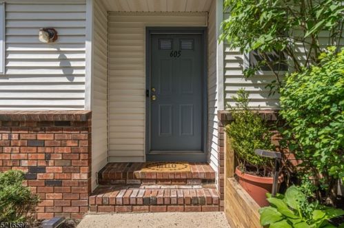 605 Wheatfield Ct, Flemington, NJ 08822-1883
