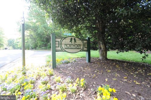 1401 Northgate Sq, Herndon VA  20190-3716 exterior