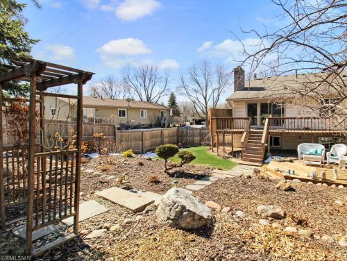 4050 Glacier Ln, Minneapolis, MN 55446-3323