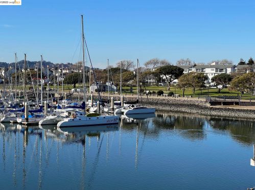 806 Commodore Dr, Richmond, CA 94804-4585