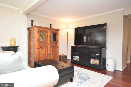 1630 Poplar Grove Dr, Herndon VA  20194-1738 exterior
