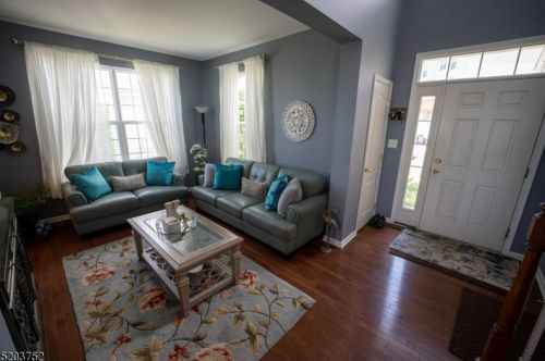 279 Winding Hill Dr, Hackettstown, NJ 07840-5696