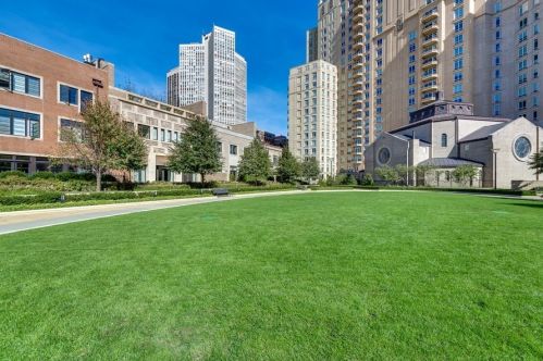 2550 Lakeview Ave, Chicago IL  60614-2045 exterior