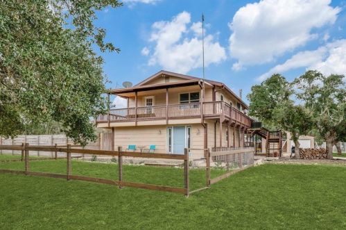 401 Sky Harbor Rd, Mountain Home, TX 78058-2182