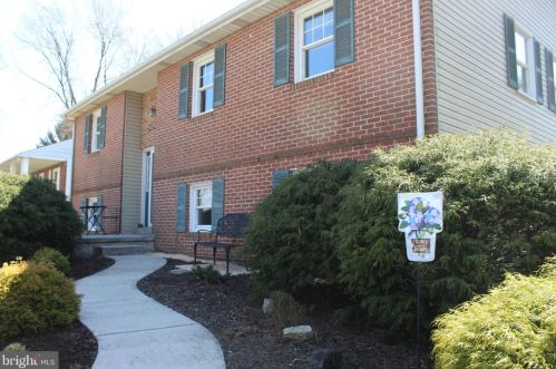 328 Longmeadow Rd, Lancaster, PA 17601-3522