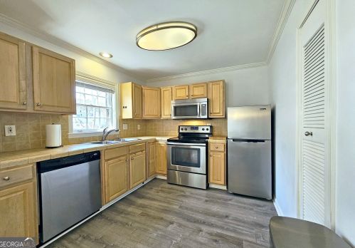 83 Montre Sq, Atlanta GA  30327-4046 exterior