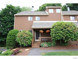 31 Red Oak Cir, Huntington, CT 06484-6812