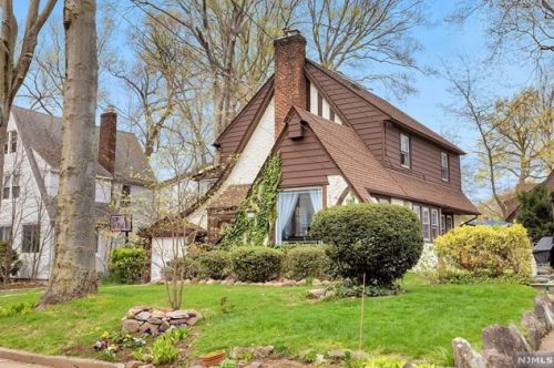 483 Wyndham Rd, Teaneck, NJ 07666-2611