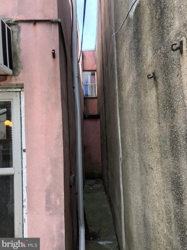 2442 10th St, Philadelphia PA 19133-1614 exterior