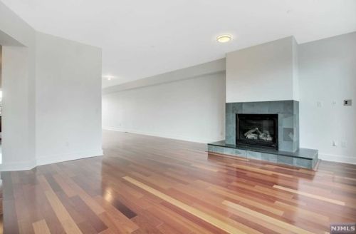 1 Vela Way, Edgewater NJ  07020-1563 exterior