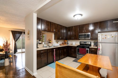 8995 Kennedy Dr, Des Plaines, IL 60016-5457