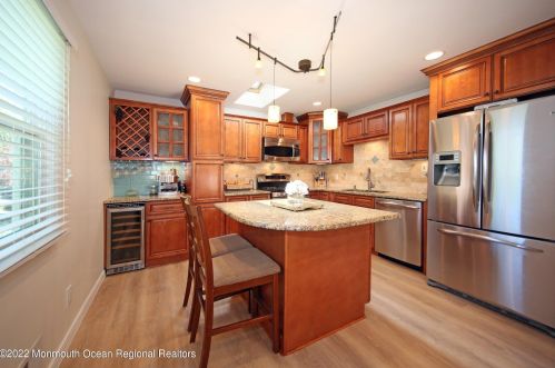 9 Maplewood Dr, Middletown, NJ 07748-1532