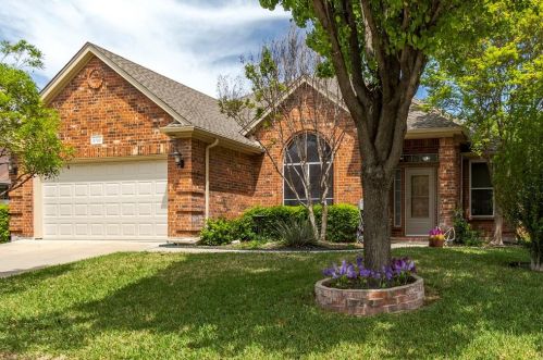 2729 White Rock Dr, Fort Worth, TX 76131-2048
