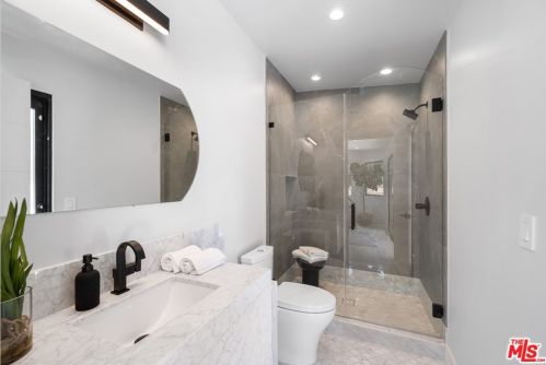 17137 Escalon Dr, Van Nuys CA  91436-4029 exterior