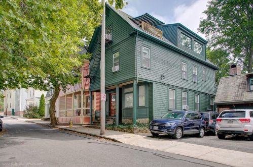 25 Young St, Middletown, RI 02840-3446