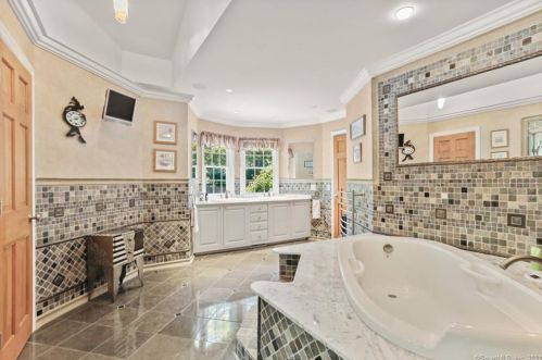 17 Carrington Dr, Greenwich CT  06831-3119 exterior