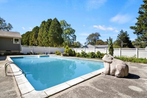 6 Roxbury Ct, Niantic, CT 06357-1314