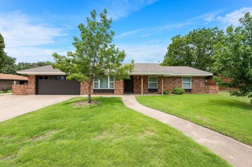 977 Mockingbird St, Stephenville, TX 76401-1748