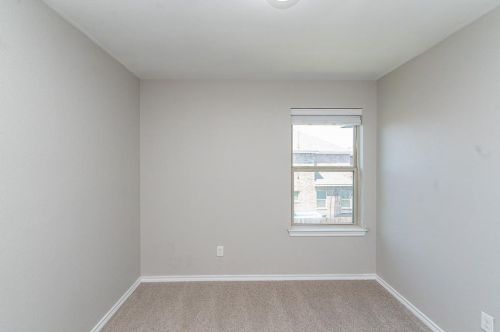 5613 Thunder Bay Dr, Fort Worth TX  76119-8505 exterior