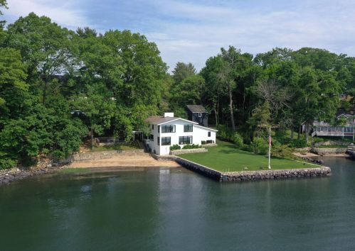 31 Bluff Ave, Norwalk CT  06853-1802 exterior