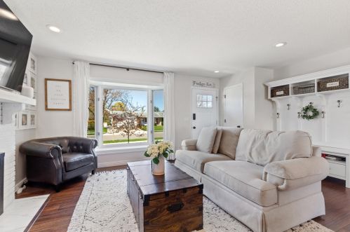 881 Hopewell Ln, Saint Paul, MN 55124-9110