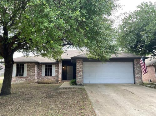 1025 Hiawatha Ct, Fort Worth TX  76131-4832 exterior