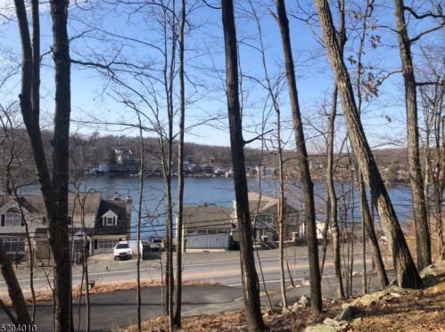 308 Maxim Dr, Hopatcong, NJ 07843-1945