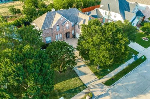 2561 Grn Oak Dr, Carrollton TX 75010-4221 exterior