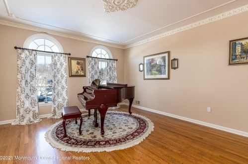 28 Tiberon Dr, Holmdel Village, NJ 07733-2605