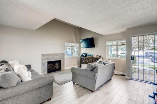 375 Melrose Dr, Vista, CA 92083-4833