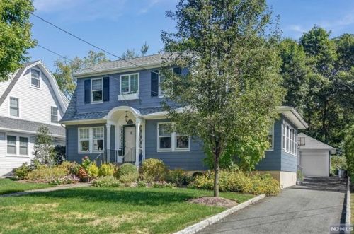 65 Abbington Ter, Ridgewood, NJ 07452-2233