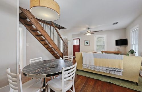 918 51st St, Austin TX  78751-2204 exterior