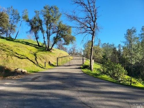 8323 Secluded Valley Dr, Redding, CA 96001-9589