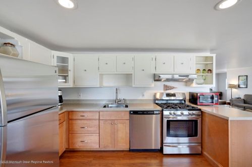 127 New Brunswick Ave, Lavallette NJ  08735-2423 exterior