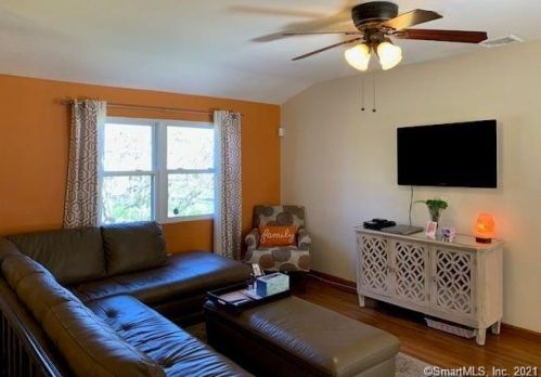 2 Country Club Ct, Norwalk CT  06851-5601 exterior