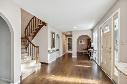 830 Summit Dr, Bannockburn, IL 60015-1819