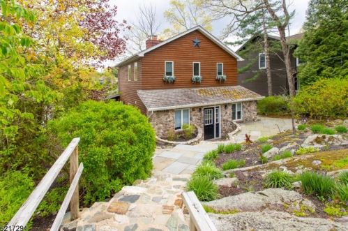 168 Pine Tree Rd, Bloomingdale, NJ 07403-1406